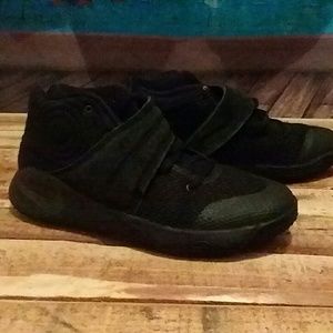 👟Boy's size 3Y Kyrie Irving 2 Triple Black